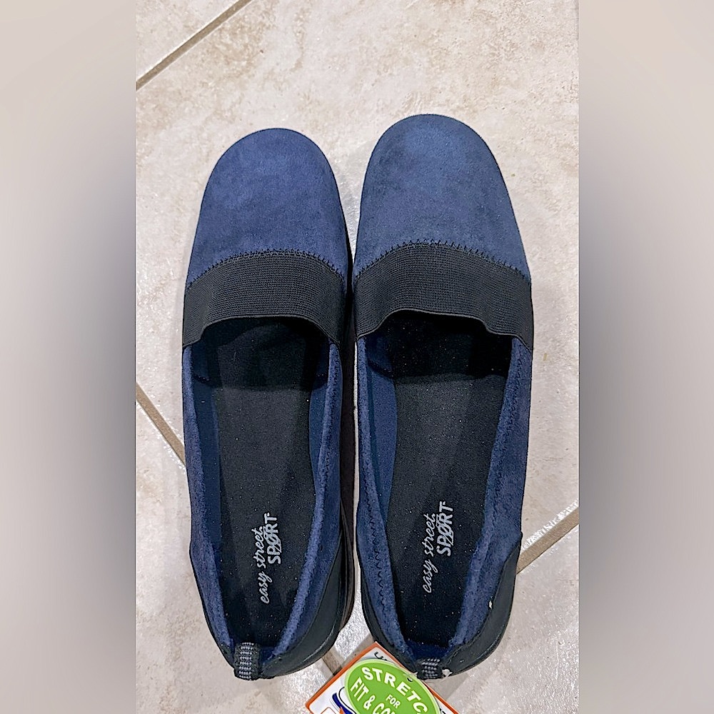 Beautiful Brand New Easy Street Blue Seude Loafers  Women’s Size 12W